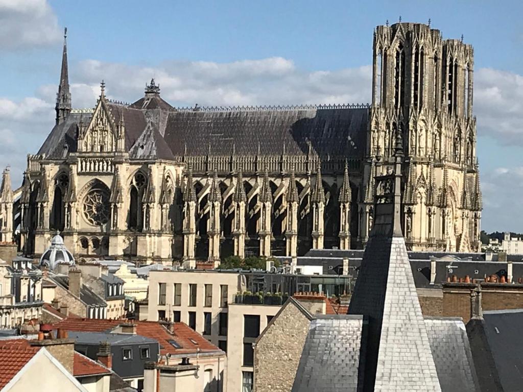 Appartement Centre Ville - Vue Cathedrale - 33 Reims Exterior photo